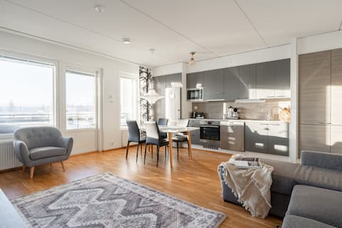 Popular Airbnb listing: Bright 2BR Lake View Apt | Sauna & Free Parking in Lutakko