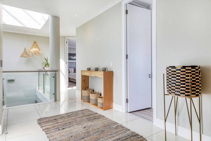 Cape Nights – Stylish Villa, Panoramic Views, Pool gallery image 4