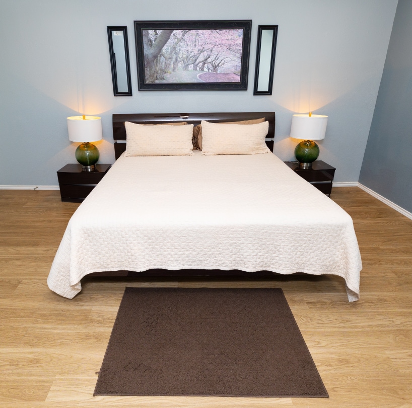 Glavna spavaća soba s bračnim krevetom (širine 180 - 200 cm)