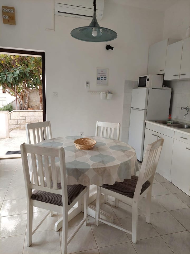 A-700-a Appartement D'une Chambre Avec La Terrasse - Supetar
