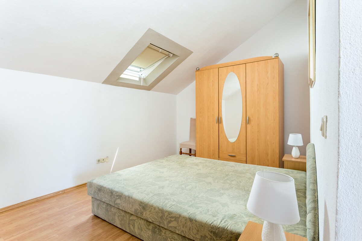 Spálňa 1, povrch: 12 m²