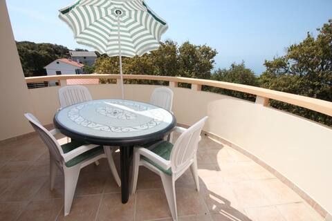 A-6275-b Two bedroom apartment near beach Cove