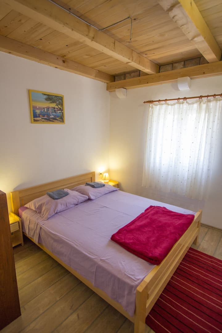 ห้องนอน 1 พื้นผิว: 8 ม .²