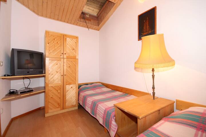 Საძინებელი 2, % {market}: 8 მ²