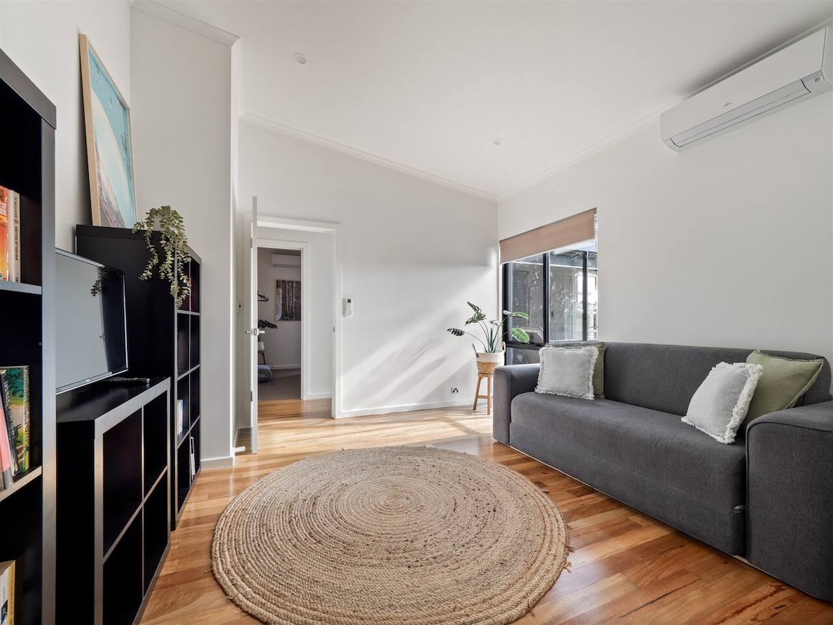 Chumba cha rumpus anuwai – Sehemu nzuri kwa ajili ya watoto au wageni wa ziada, iliyo na kitanda cha sofa, machaguo ya burudani na ufikiaji wa chumba cha kulala cha msingi.