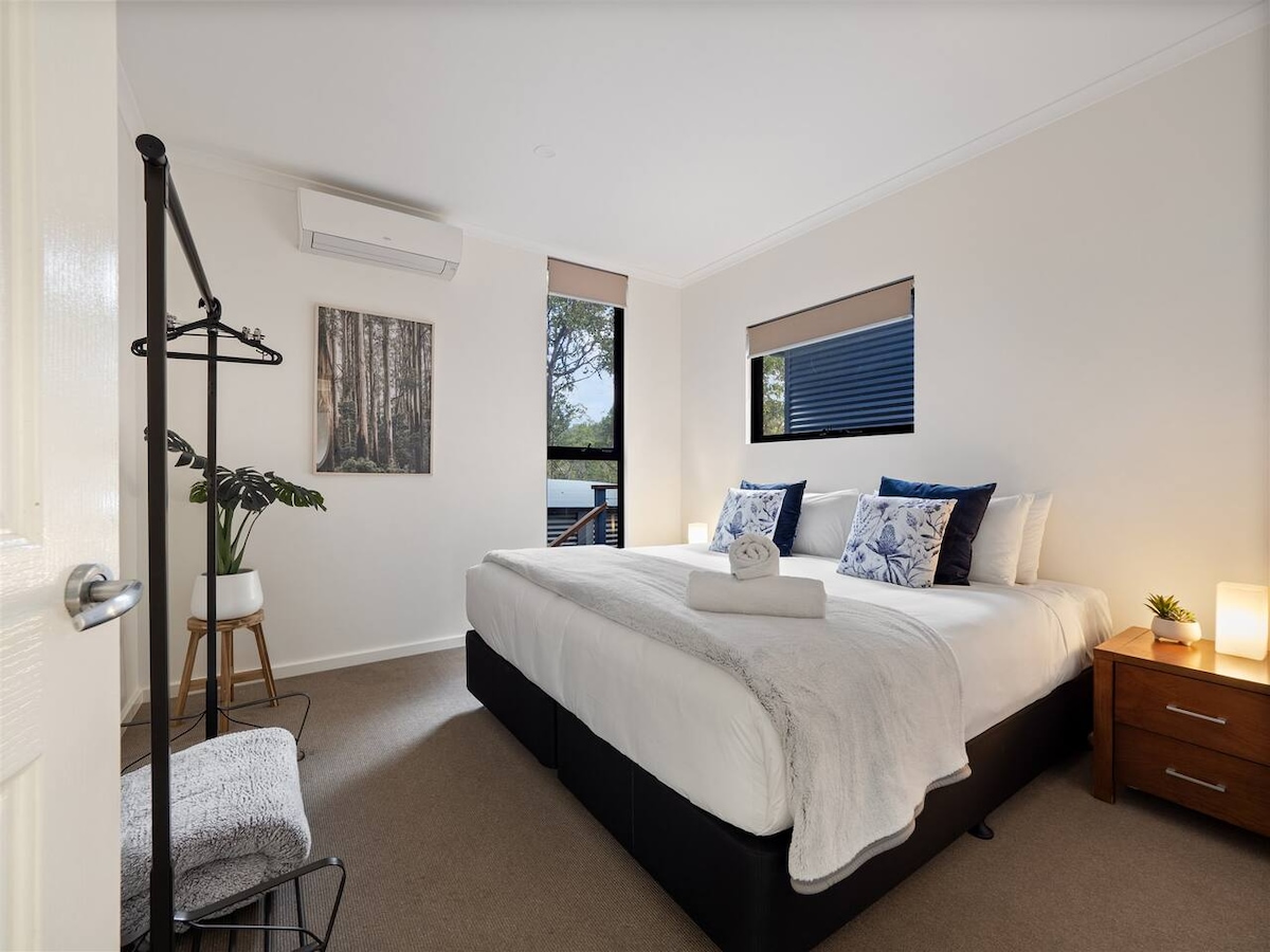 Katika chumba cha kulala cha tatu, kitanda cha king kinaweza kubadilishwa kuwa vitanda viwili vya mtu mmoja ukituma ombi, hivyo kutoa mipangilio ya kulala inayoweza kubadilika.