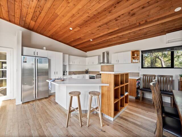 Big Rock Dreaming—Bush Retreat w/ Stylish Comforts gallery image 3