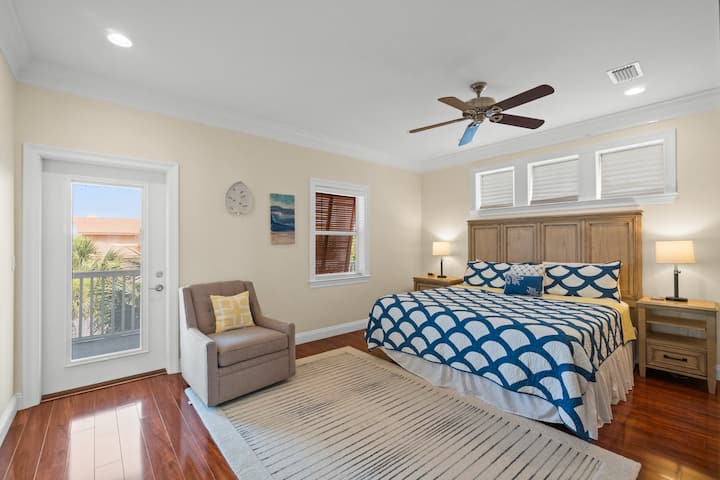 חדר שינה ראשי ענק בקומה השנייה, חדר אמבטיה פרטי, ארון גדול במיוחד וגישה למרפסת.