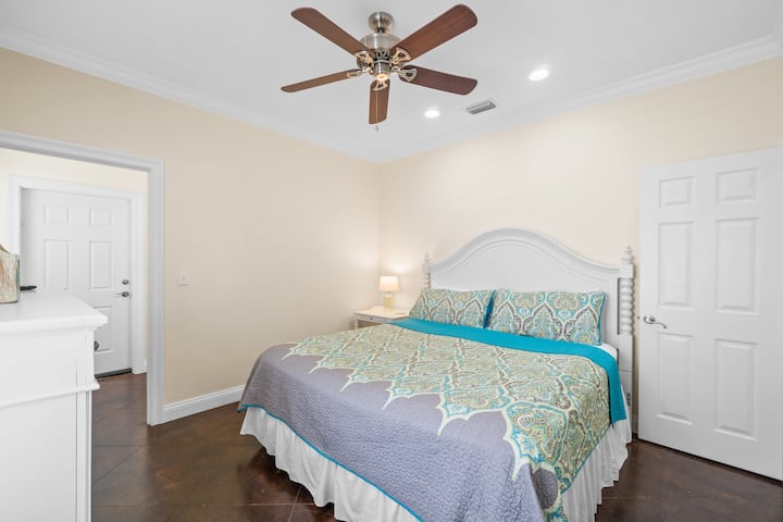 קינג מאסטר בקומה הראשונה, אמבטיה פרטית, מרפסת וגישה לבריכה.