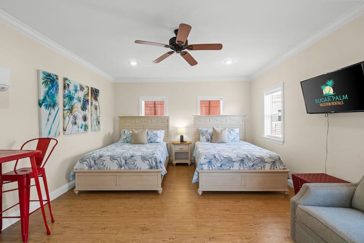 מעל החניה יש סוויטה נפרדת עם כניסה פרטית, 2 מיטות זוגיות וחדר רחצה מלא.