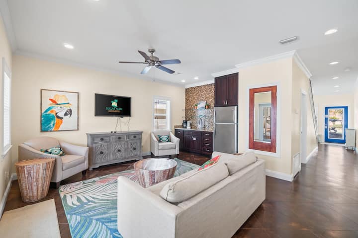 סלון בקומה הראשונה עם גישה נוחה לגריל ולבריכה.