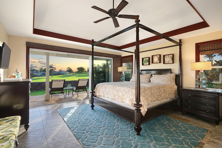 Pokojne si oddýchnite v mahagónovej posteli s nebesami v primárnom apartmáne s priamym prístupom na verandu a pokojným výhľadom.