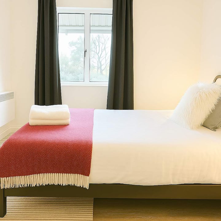 Queen size bed with panel heater
