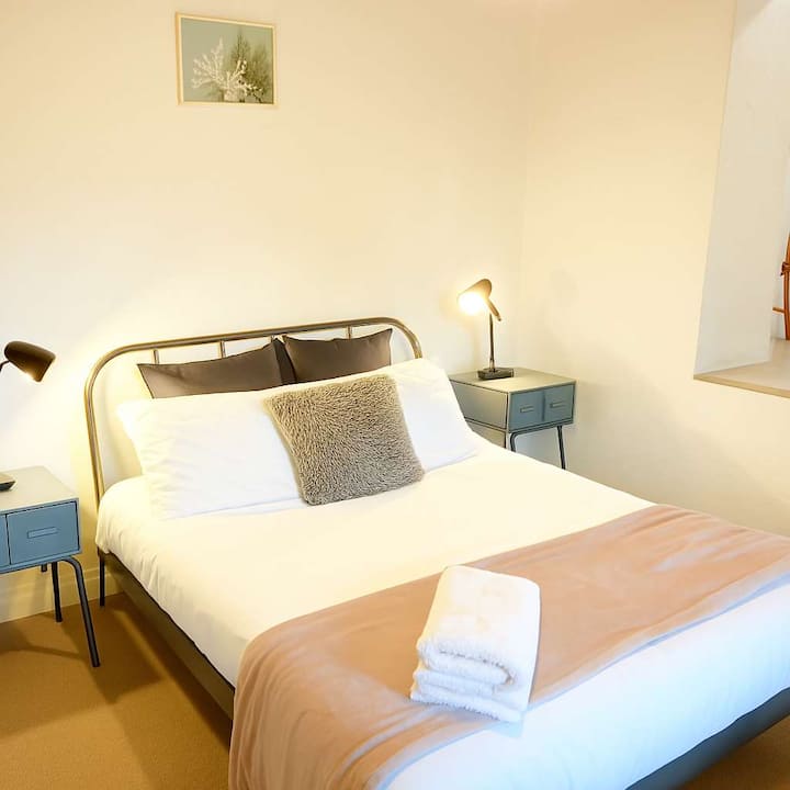 Queen size bed with panel heater