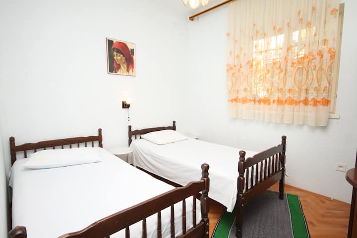 ห้องนอน 2 พื้นผิว: 9 ม .²