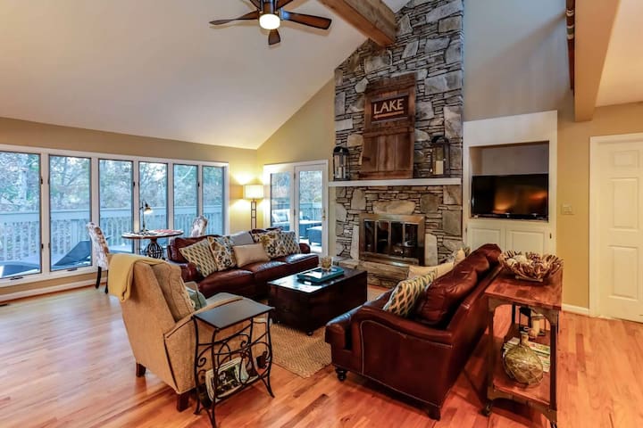 Rumbling Bald  On Lake Lure managed Airbnb listing 2