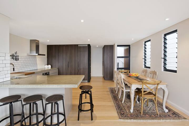 Ocean views at beautiful Bronte home on the beach gallery image 3