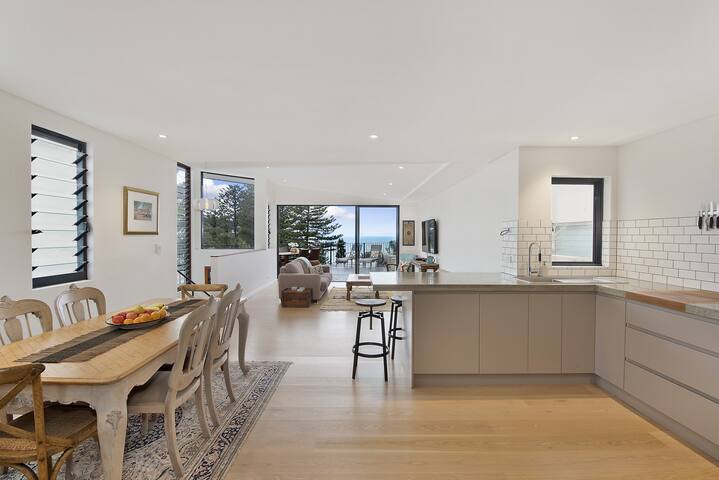 Ocean views at beautiful Bronte home on the beach gallery image 4