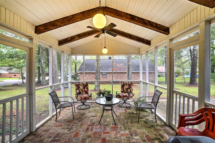 Charming Starkville House w/ Yard - 2 Mi to MSU!