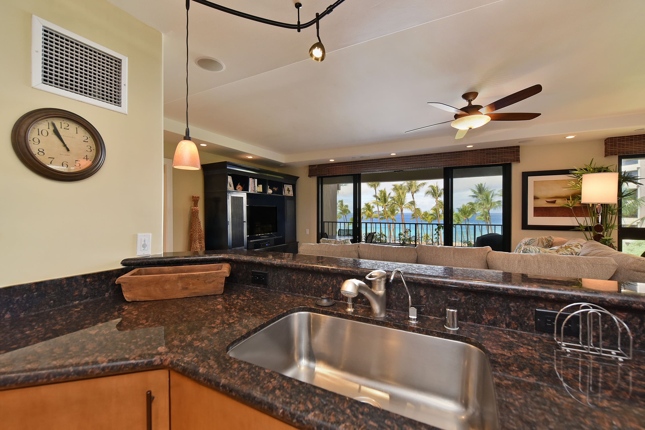 Condo in Lahaina · ★4.81 · 2 bedrooms · 4 beds · 2 baths - Image 10