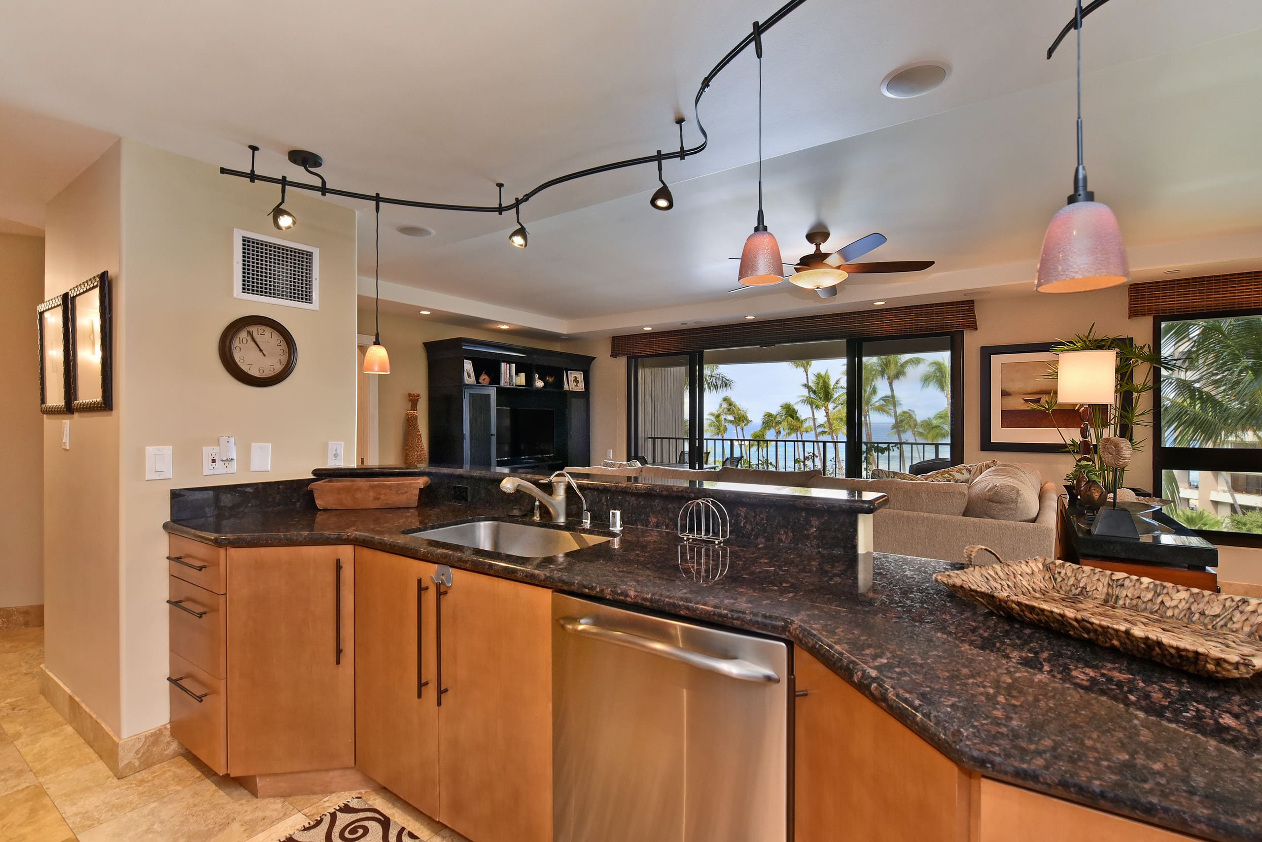 Condo in Lahaina · ★4.81 · 2 bedrooms · 4 beds · 2 baths - Image 11