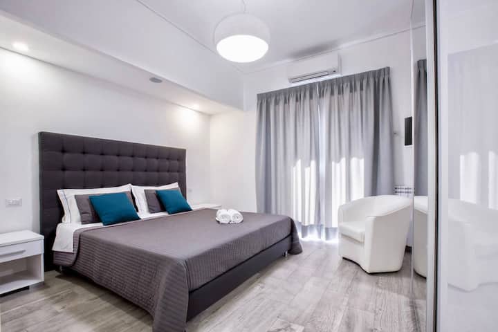 Chumba kikuu cha kulala chenye ufikiaji wa kujitegemea wa roshani