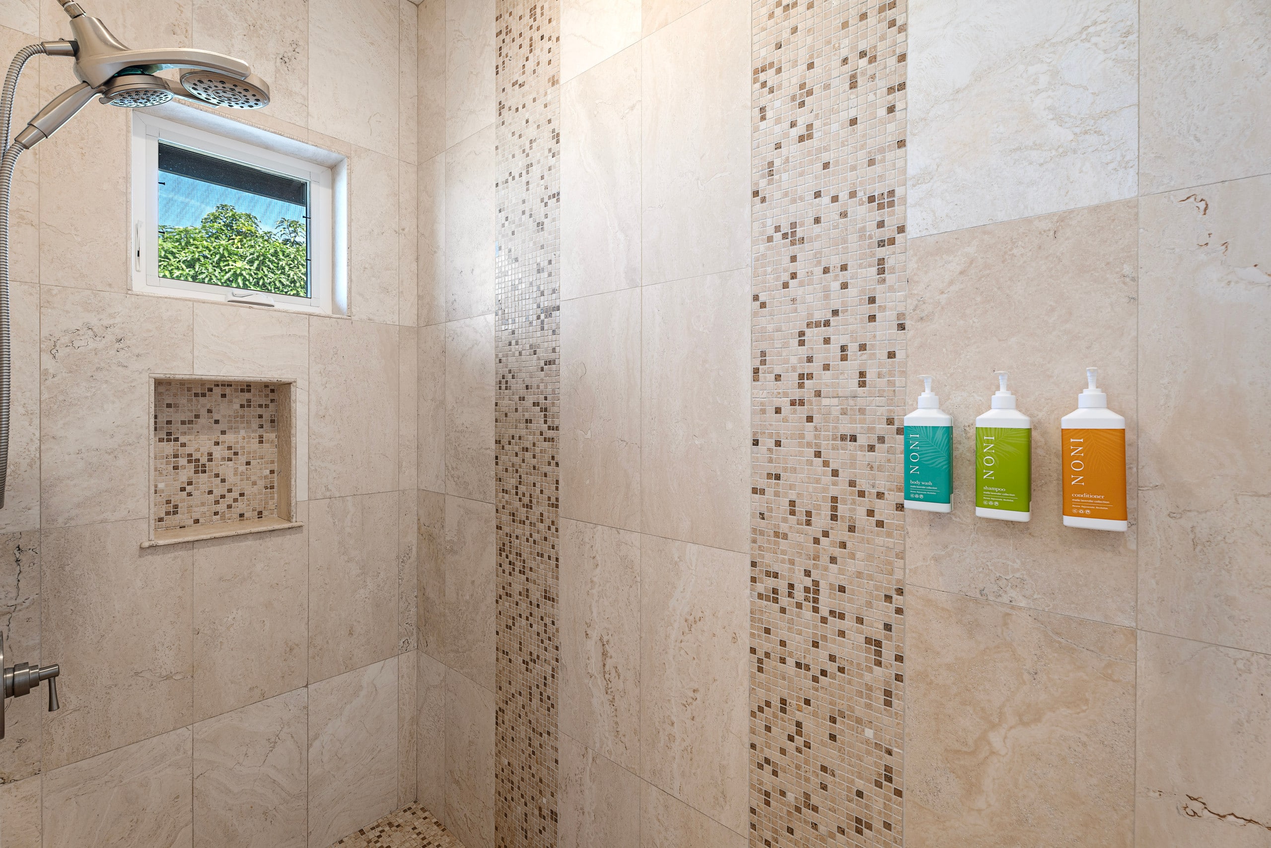 Home in Kailua-Kona · ★4.93 · 3 bedrooms · 7 beds · 3.5 baths - Image 22