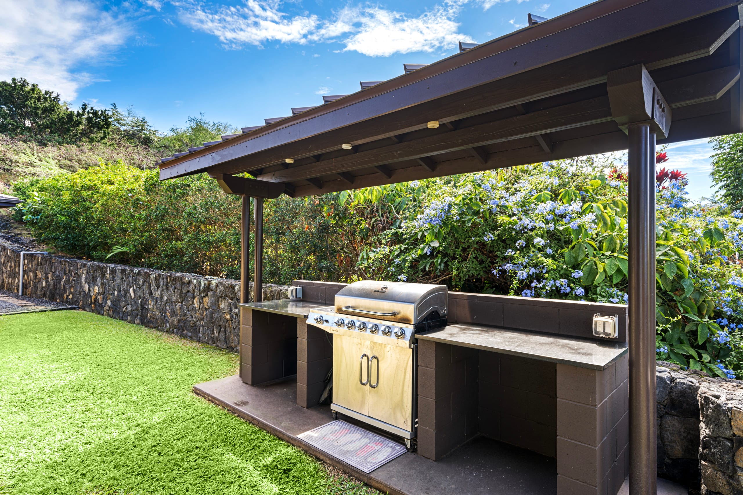 Home in Kailua-Kona · ★4.93 · 3 bedrooms · 7 beds · 3.5 baths - Image 42