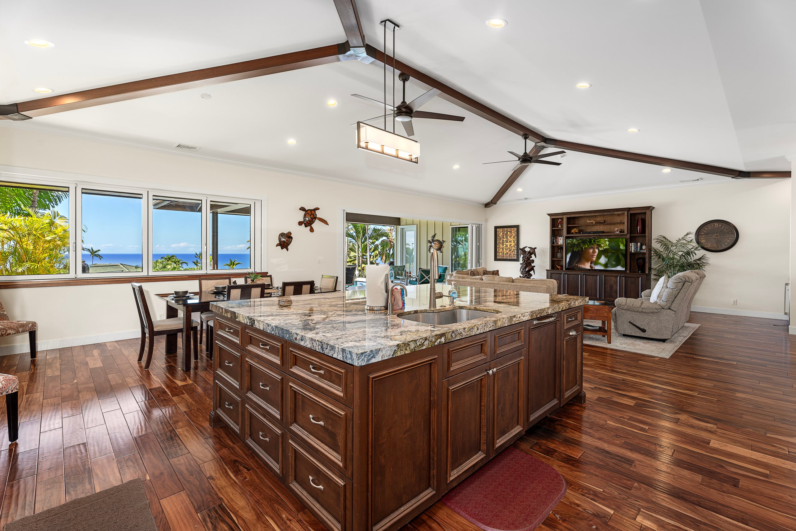 Home in Kailua-Kona · ★4.93 · 3 bedrooms · 7 beds · 3.5 baths - Image 13