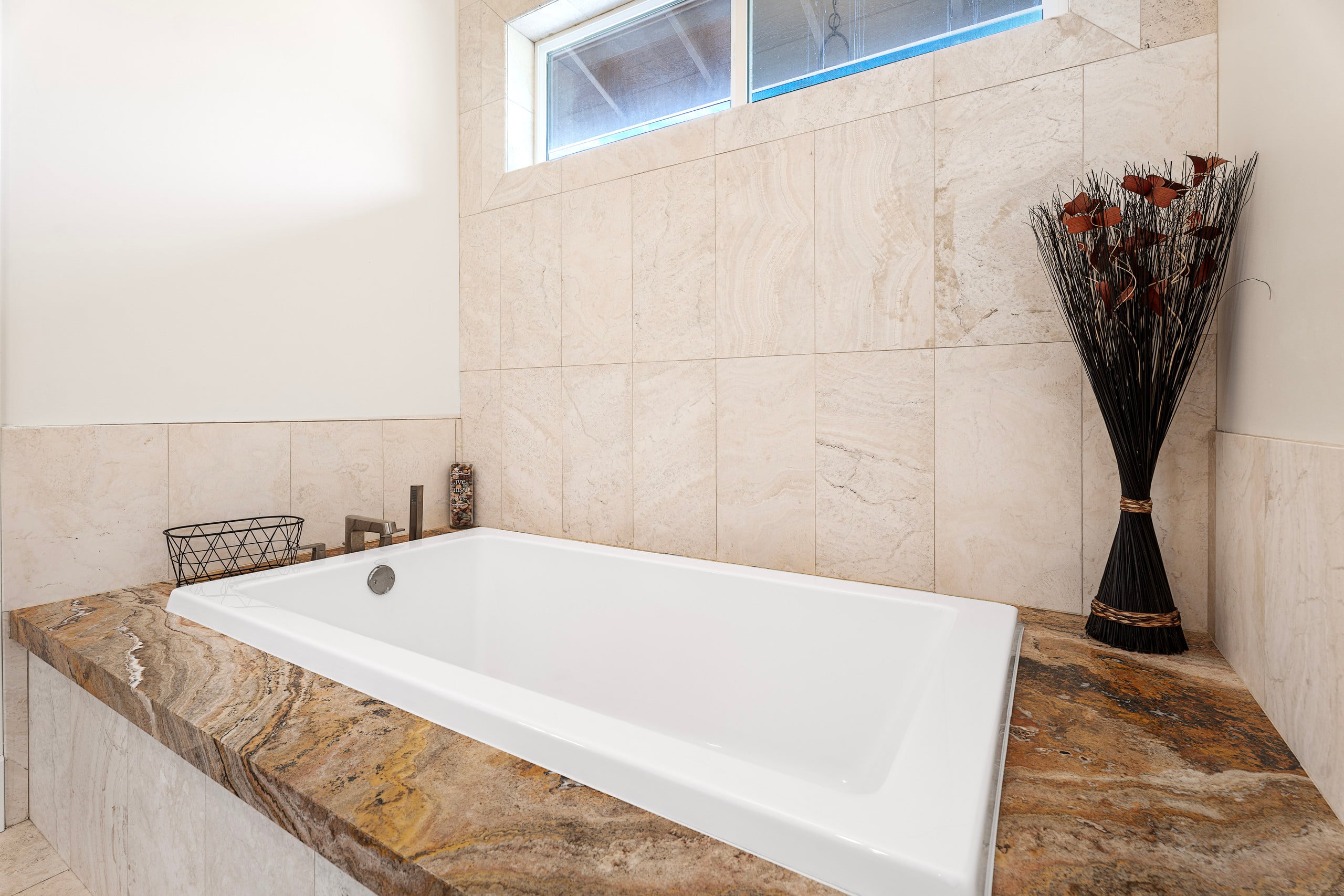 Home in Kailua-Kona · ★4.93 · 3 bedrooms · 7 beds · 3.5 baths - Image 18