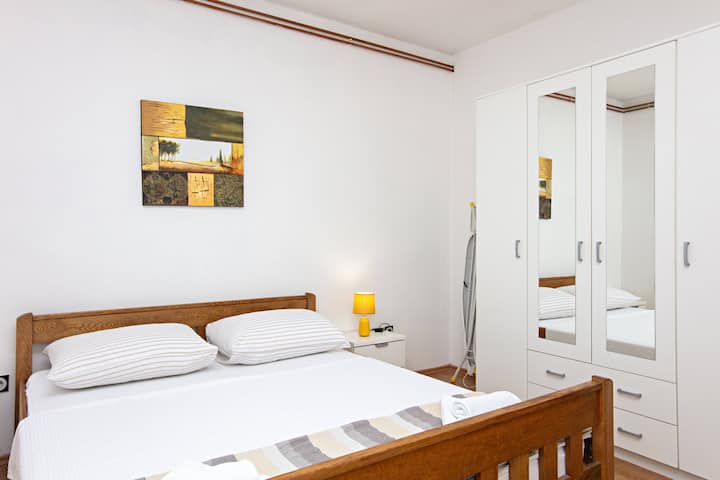 Საძინებელი 2, % {market}: 15 მ²