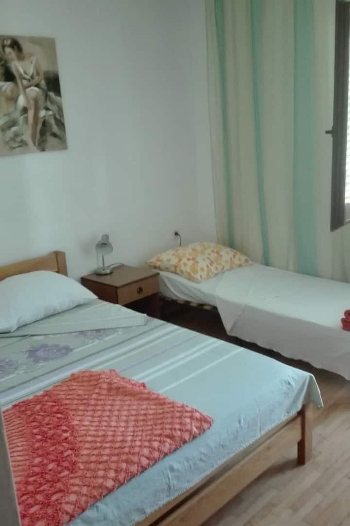 Საძინებელი 2, % {market}: 12 მ²