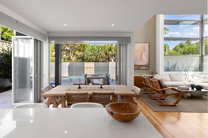 Anna – Superbly Stylish Luxury Townhouse with Pool