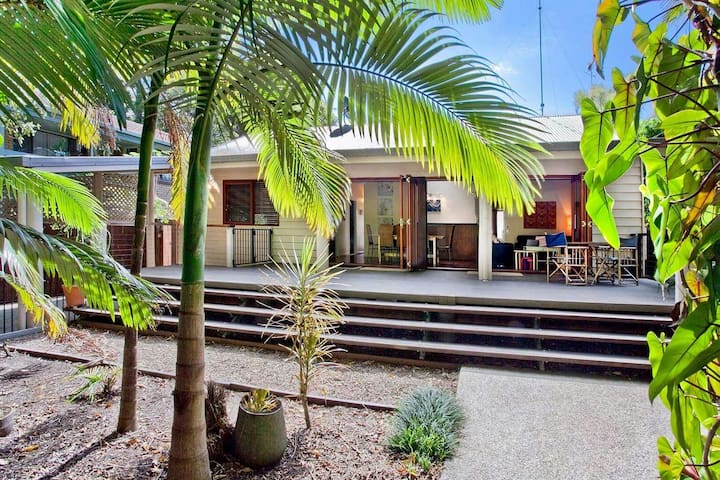 Beach House in Central Sunshine Beach Pool Pets ok