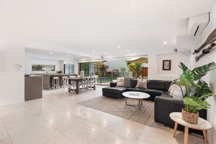 9 Depper St – Large Residence 6 Bed House Pool gallery image 2