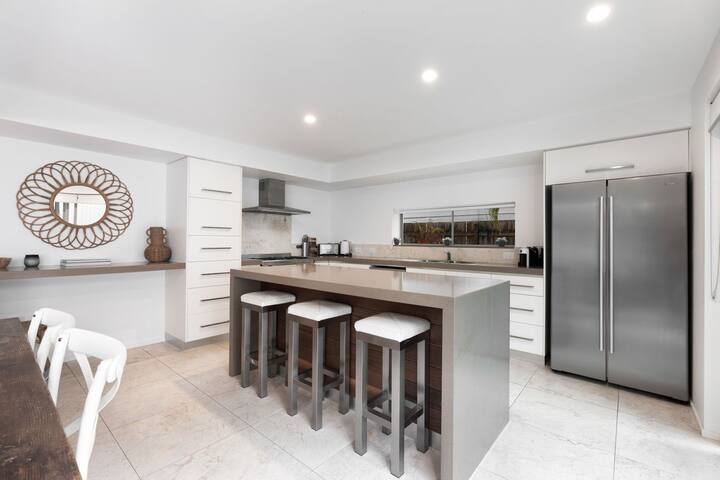 9 Depper St – Large Residence 6 Bed House Pool gallery image 4