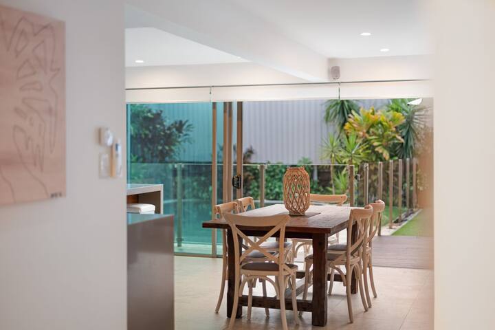 9 Depper St – Large Residence 6 Bed House Pool gallery image 5