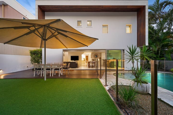 9 Depper St – Large Residence 6 Bed House Pool