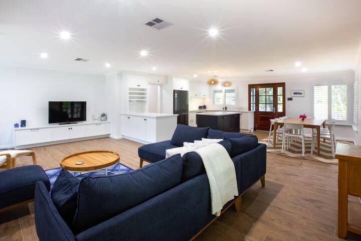 Bay Cottage—Seaside Serenity Close to Town gallery image 2