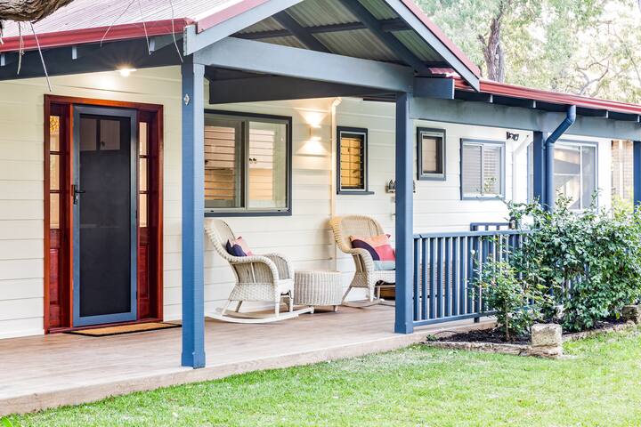 Bay Cottage—Seaside Serenity Close to Town