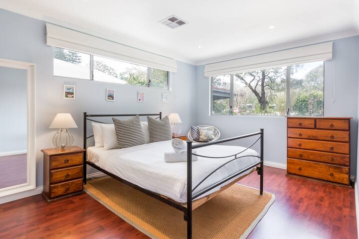 El acogedor dormitorio principal cuenta con una cama tamaño king, almacenamiento incorporado y un baño privado para mayor privacidad.