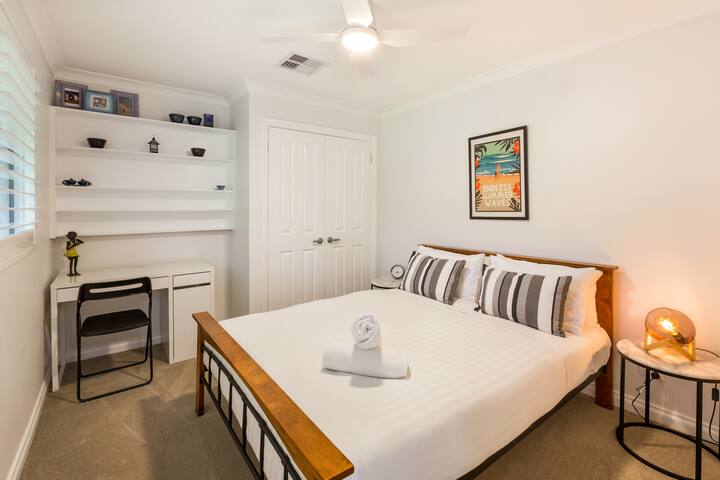Un tercer dormitorio alberga una cama tamaño queen y un espacio de trabajo dedicado que proporciona una zona tranquila para centrarse en el trabajo si es necesario.