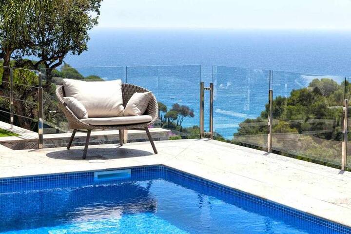 Luxury with private beach views gallery image 5