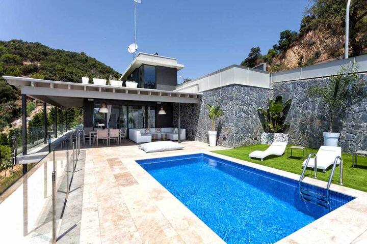 Luxury with private beach views gallery image 4