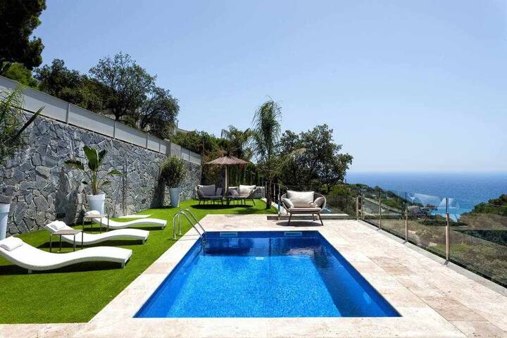 Luxury with private beach views gallery image 3