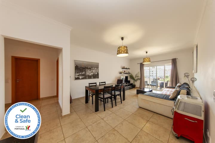 C02 - Luxury 3 Bed With Pool View - Lagos