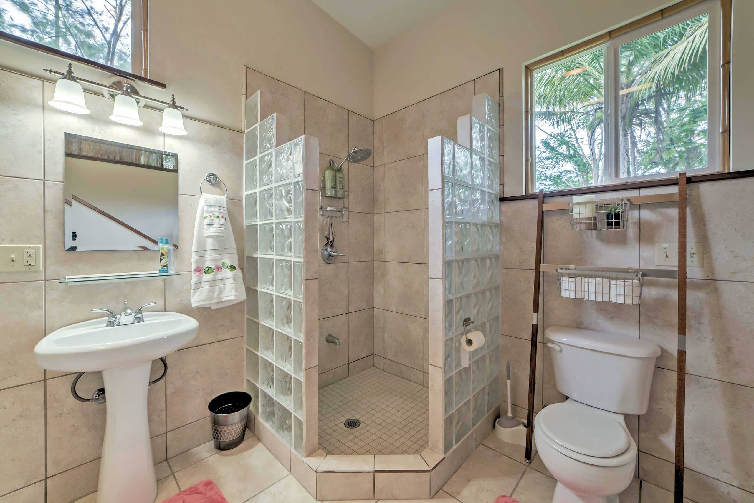 Home in Keaau · ★4.62 · 2 bedrooms · 2 beds · 2 shared baths - Image 18