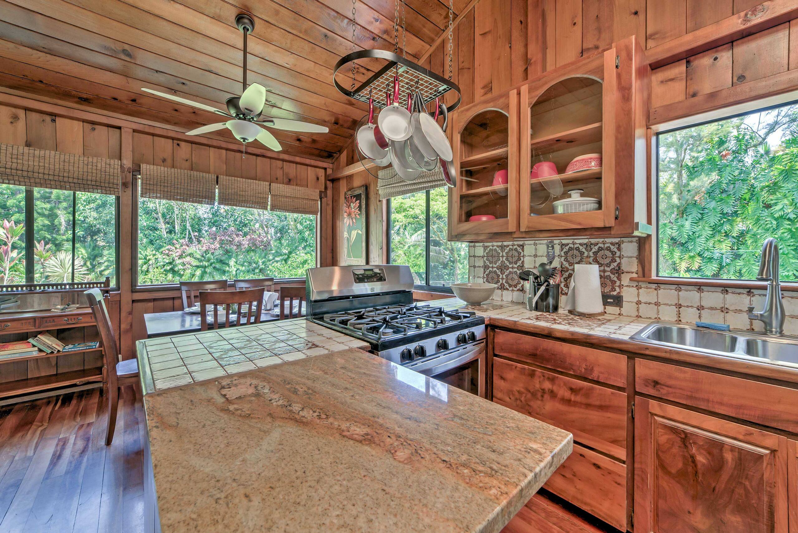 Home in Keaau · ★4.62 · 2 bedrooms · 2 beds · 2 shared baths - Image 10