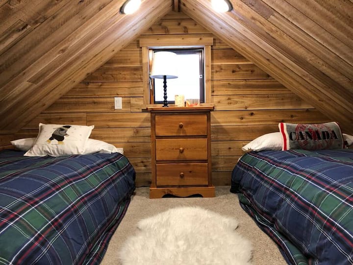 Udobno dječje potkrovlje s dva vrhunska kreveta za jednu osobu (nizak strop – najbolje za stariju djecu)