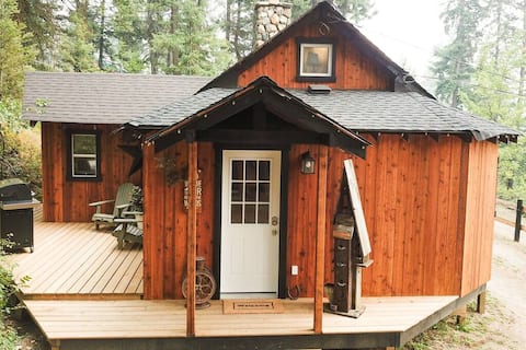 Cabin with private Hot Tub in the trees!$165/night